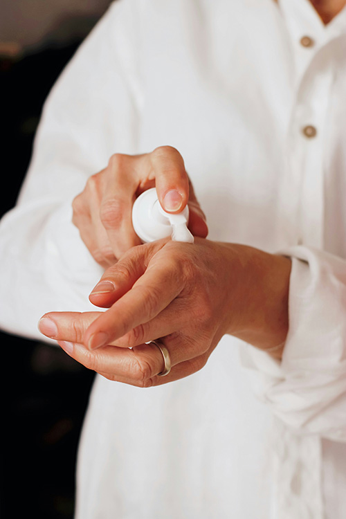 woman applying lotion to her hand for blog post on best diabetic lotion